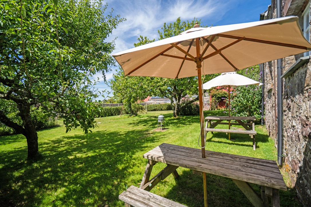 Premises & surrounds - outside picnic tables